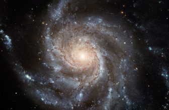 Does Light Traveling Through Space Wear Out?