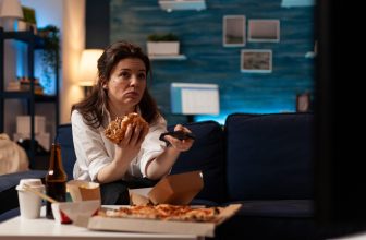 This Might Be Why You Can’t Stop Binge Eating at Night